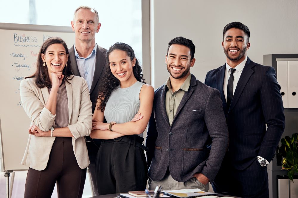 groupe-personnes-salle-de-conference